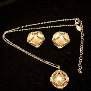 Vintage Joan Rivers Caged Pearl Clip-on Earrings and 20” Golden Chain Ne…